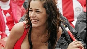 FOTO** Larissa i-a pus gând rău "Furiei roja": "Mă dezbrac dacă jucăm semifinala"