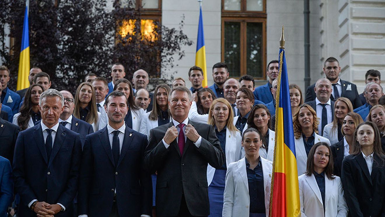 Mesajul lui Klaus Iohannis pentru fetele din echipa de spadă: "Suntem mândri de performanța voastră!"