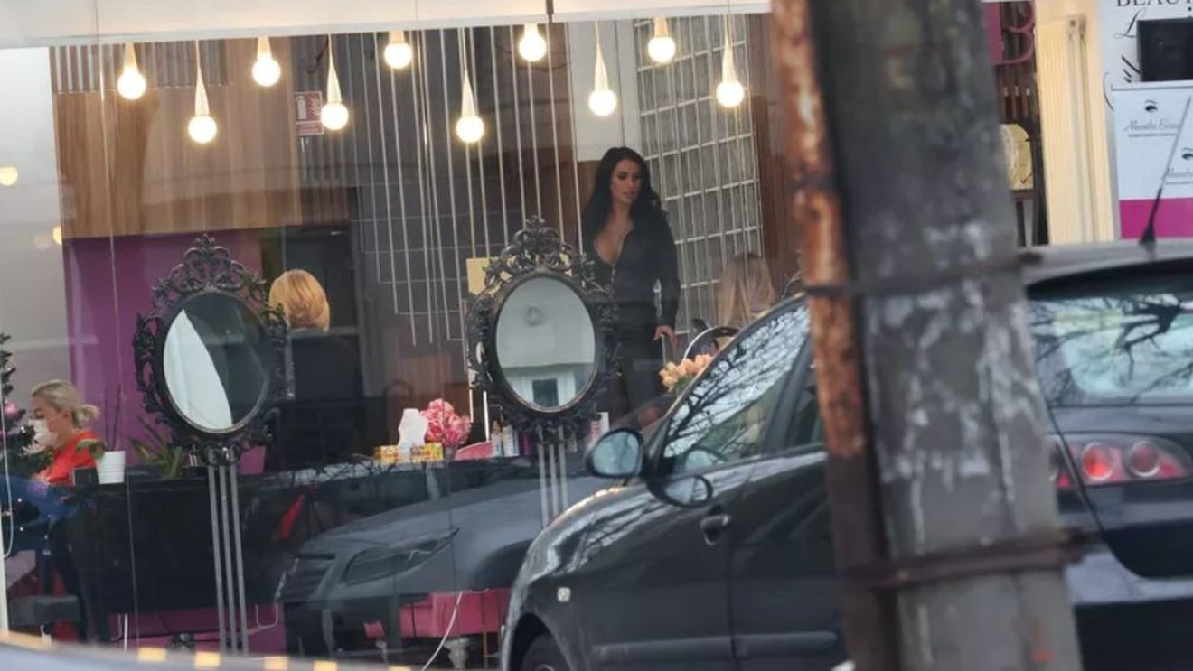 Cum mai arată Daniela Crudu, femeia despre care Gigi Becali a spus că i-a distrus cariera de fotbalist lui Nilă Costea! Fosta asistentă nu mai lucrează în televiziune de ani buni, dar are în continuare un look de invidiat | GALERIE FOTO