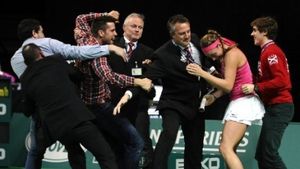 VIDEO Un pupic a declanșat HAOSUL pe terenul de tenis!** Totul a plecat de la o glumă...