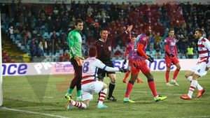 EXCLUSIV. Gafeurul de la Galați e vărul lui Mache! Ce cadou vrea să-i facă Negoiță arbitrului Iulian Dima 