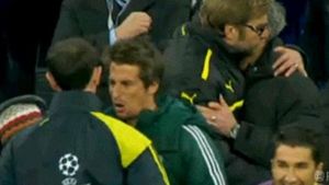 Fanii îi 'căutau' pe Klopp și Mou, dar privirile au fost atrase de Coentrao.** Ce făcea fundașul în nebunia de la Madrid? VIDEO Gest inexplicabil