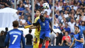 Cea mai controversată fază a primei reprize din Franța - România! Andone a căzut la marginea careului, Kassai a lăsat jocul să continue