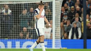 Presa din Ungaria a reacționat despre cartonașul roșu primit de Radu Drăgușin. Ce au scris jurnaliștii maghiari despre eliminarea românului în Tottenham - Qarabag 3-0