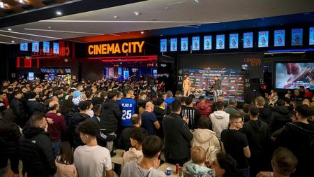 Nebunie la Vâlcea: Luptătorii lui Cătălin Moroșanu fac audiență și la mall
