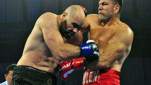 Bogdan Dinu, a doua înfrângere consecutivă prin KO. Românul a fost învins de bulgarul Kubrat Pulev în repriza a șaptea. "A lovit de câteva ori murdar, dar acesta e boxul"