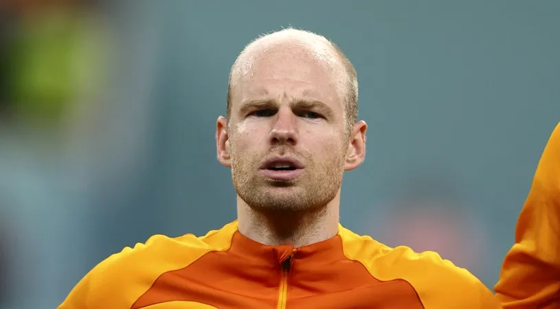 Fotbalistul lui Ajax Amsterdam a primit cartonașul roșu, dar a fost lăsat să joace în continuare, după ce a discutat cu adversarii și aceștia și-au dat acordul