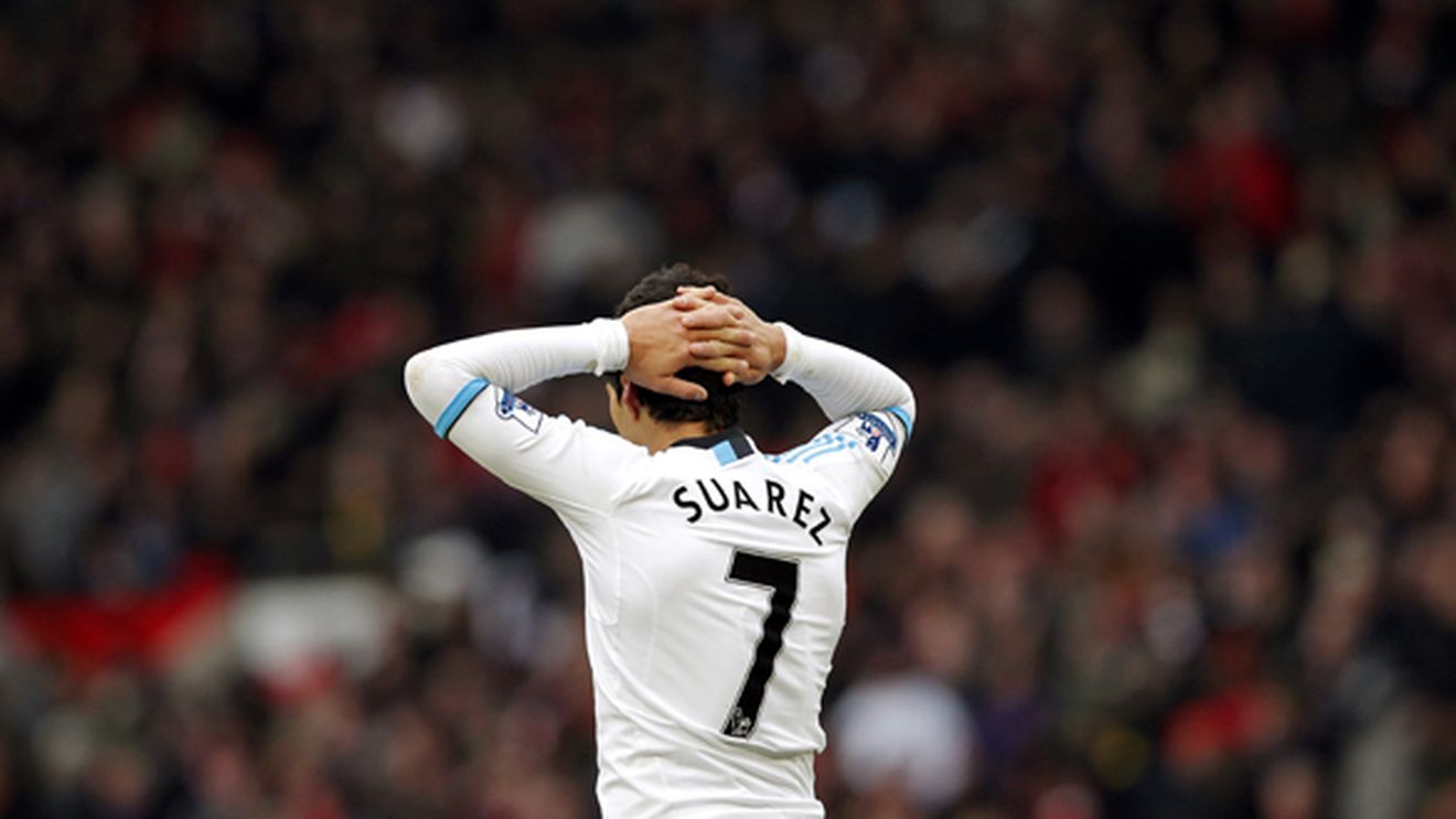 Suarez se căiește că nu a dat mâna cu Evra!** "Sunt dezolat. Am făcut o greșeală și regret ce s-a întâmplat"