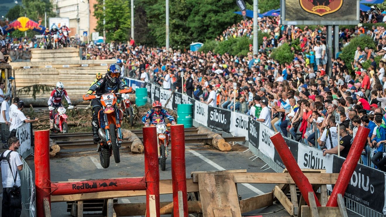 Începe cel mai dur raliu enduro din lume, Red Bull Romaniacs! În proiectul "Enduro for România", întrecerea are și un scop caritabil, strângerea de fonduri pentru secția neonatologie a Spitalului Județean Sibiu