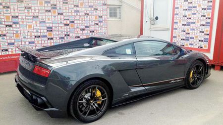 "Săgeată neagră" și pe șosele!** Cel mai rapid fotbalist al lui Dinamo, și-a adus în România bolidul de peste 500 CP