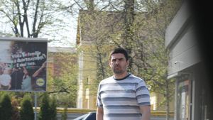 Vlad Enăchescu, „turul magazinelor” cu mașina de lux. Fostul șef de la CSM București a fost surprins la cumpărături fără mască și mănuși | FOTO EXCLUSIV