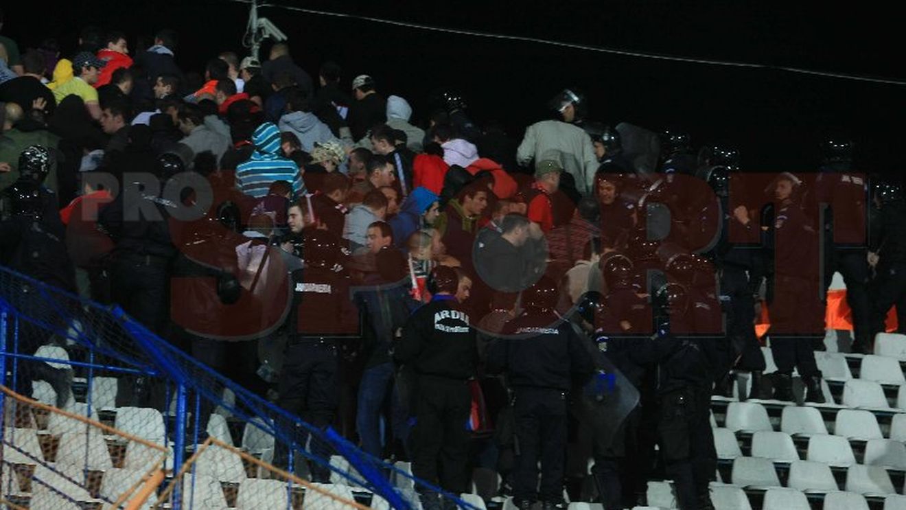 FOTO Fanii lui Dinamo au fost evacuați** la pauza meciului! "A trebuit să o facem!"