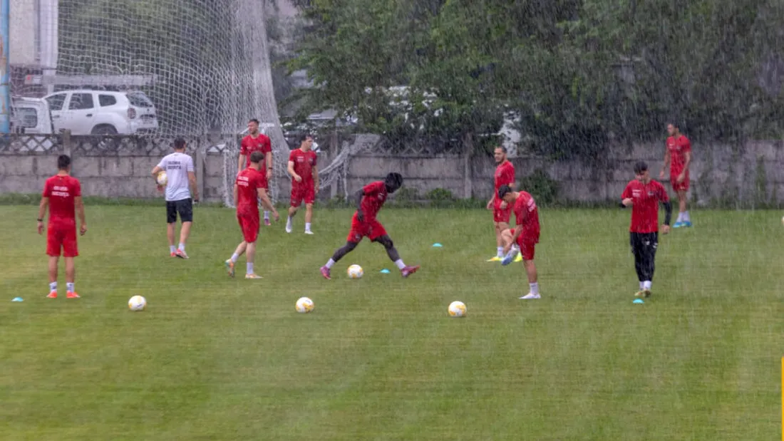 A plouat torențial la reunirea CS Gloria Bistrița. Nicolae Grigore s-a bucurat ca un copil: ”Mi-era dor de băieți, de fotbal, să ne antrenăm”