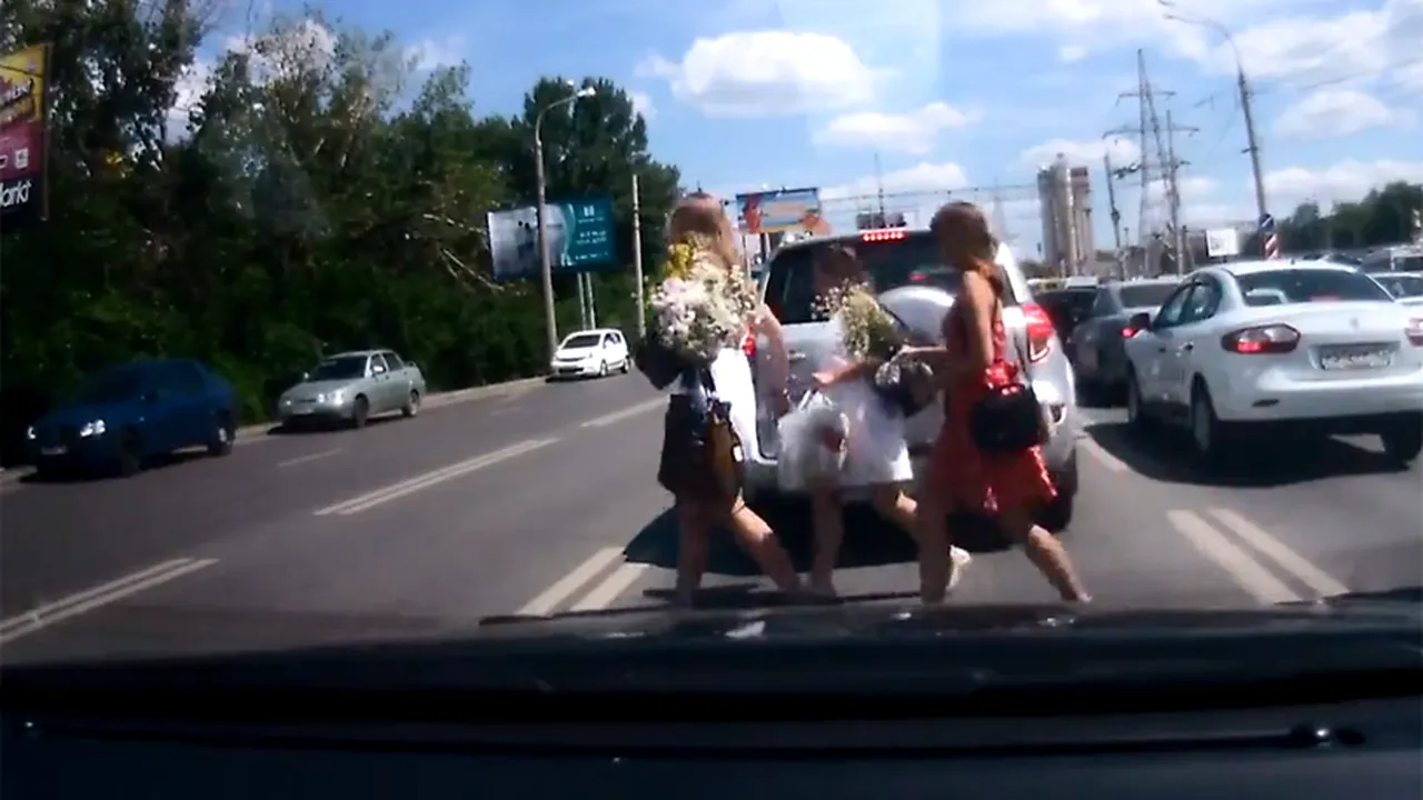 VIDEO - Accident produs de trei fete în Rusia