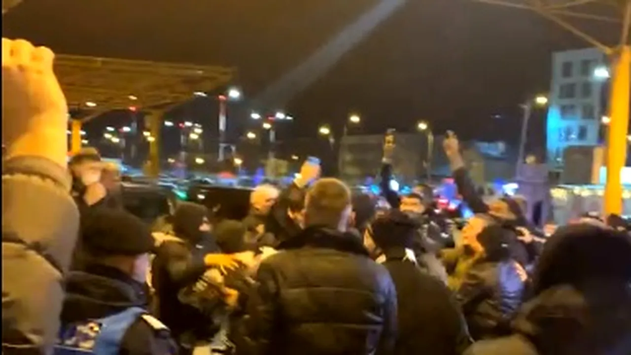 Atmosferă incredibilă la aeroport! Suporterii au sărbătorit calificarea celor de U BT Cluj Napoca în optimile Basketball Champions League | VIDEO