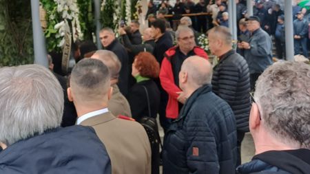 De ce s-ar fi îmbrăcat, de fapt, Mihai Stoichiță în roșu la înmormântarea lui Emeric Ienei, spre indignarea celor care l-au văzut