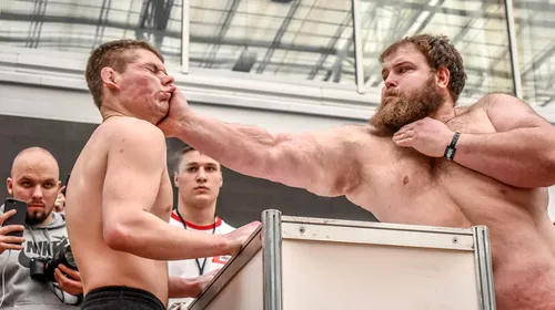VIDEO | Pentru câți bani ai încasa o palmă de la un rus de 170 de kilograme? Cum arată „Campionatul de pălmuit” la care participanții pleacă făcuți KO
