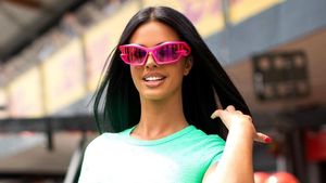 Ivana Knoll a atras toate privirile la calificările Formula 1 din Azerbaidjan. S-a fotografiat într-o ținută extravagantă alături de Charles Leclerc, pilotul Ferrari. Nimeni nu s-a mai uitat la cursă | GALERIE FOTO