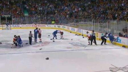 VIDEO INCREDIBIL: S-au bătut ca în filme, la prima fază din meci! "Trimiteți idioții în teren? Bine!" 204 minute de penalitate la meciul Vancouver-Calgary