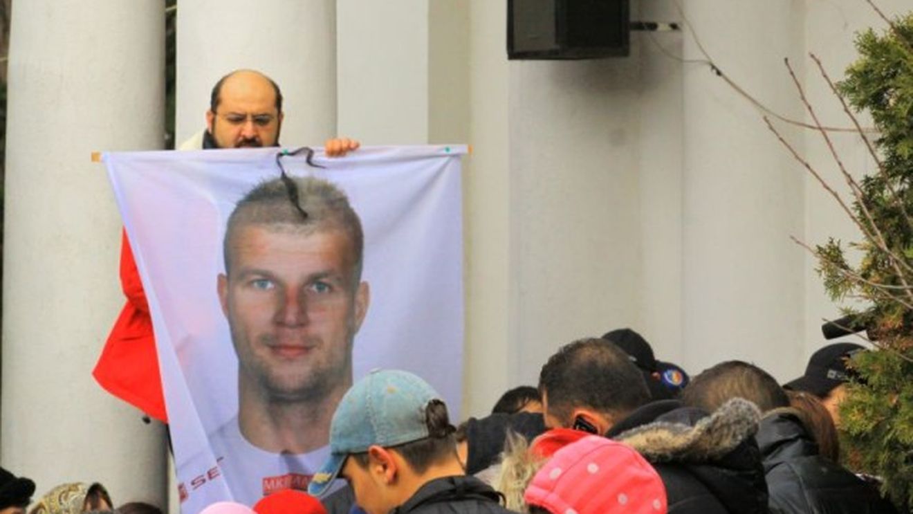 "M-au înjunghiat, sângerez, ajută-mă!"
