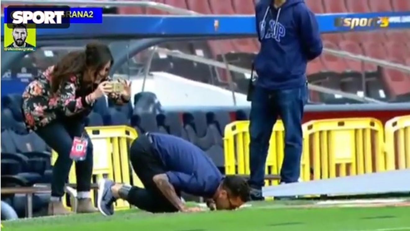 "Pământ Sfânt". Revenirea lui Dani Alves pe Nou Camp a fost istorică. În calitate de rival, brazilianul a sărutat gazonul: "Dacă o eliminăm pe Barcelona, o eliminăm pe cea mai bună"