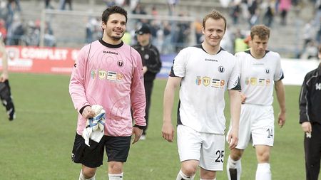 Luni, zi de plată pentru "șepcile roșii"