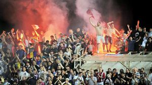 Ca să stai în tribuna I pe Giulești trebuie să îți faci asigurare medicală și să vii în salopetă!** :) Cum s-a văzut derby-ul dintre rapidiști