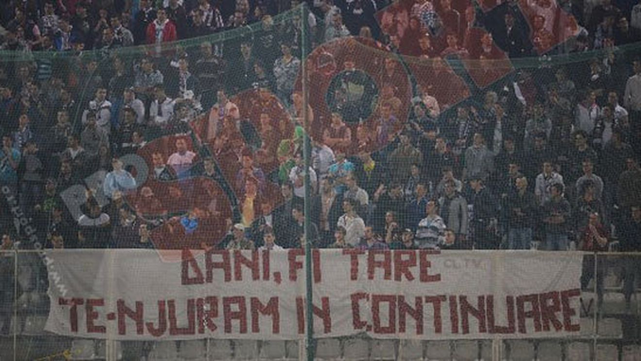 Ultrașii Rapidului l-au hărțuit din nou pe Dani Coman, Meme Stoica i-a luat peste picior:** "A căzut un "i"sau au dat-o pe greacă?" :)