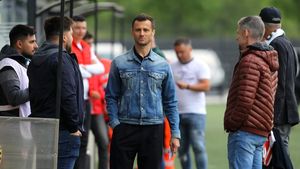 Revoluția lui Nicolescu lovește și autocarul. Gestul față de proprietarul care a răscumpărat autovehiculul de la firma lui Negoiță și l-a cedat gratis la Dinamo. „L-au reparat fără să-mi ceară acordul, apoi m-au notificat să plătesc lucrarea. Sunt deranjat. Le-am plătit și amenda pentru rovinietă”. EXCLUSIV