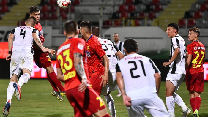 ANALIZĂ Cine dă mai bine cu capul? FCSB conduce în clasamentul Ligii 1, prin loviturile lui Darius Olaru și Iulian Cristea
