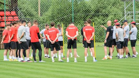 Antrenorul Robert Ilyes și majoritatea jucătorilor de la FK Miercurea Ciuc, ocupați în weekend cu meciuri internaționale pentru naționala secuilor. Au două jocuri pentru a se califica la Cupa Mondială