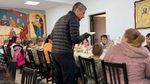 Răzvan Lucescu, gest de suflet pentru pomana lui Mircea Lucescu. A oferit și a servit personal peste 100 de porții de mâncare copiilor și bătrânilor de la o cantină socială