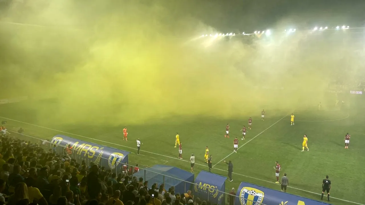 Incidente grave la derby-ul Petrolul - Rapid! Suporterii au dat foc stadionului „Ilie Oană”! Pompierii au intervenit de urgență | FOTO