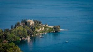 Cel mai bogat patron din fotbalul românesc a închiriat o insulă cu 100.000 de euro pentru nunta fiicei sale. Moștenitoarea Dedeman s-a măritat