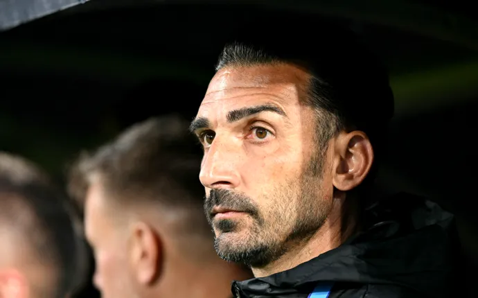 Elias Charalambous îl sfidează pe Gigi Becali. Patronul l-a cerut titular pe un alt fotbalist, dar antrenorul a refuzat vehement: „E cel mai bun din România, nu va lipsi din echipă”