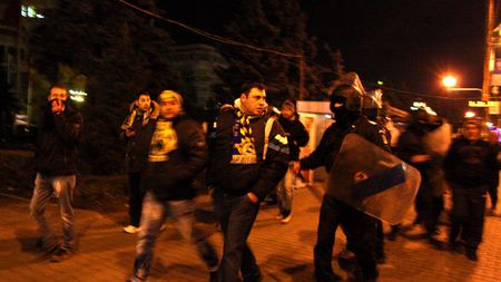 Șeful Jandarmeriei explică de ce o parte a fanilor Petrolului n-a fost lăsată să intre în București: "S-au oprit în câmp și au aruncat cu pietre în jandarmii care-i însoțeau"