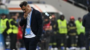 Universitatea Craiova s-a mai despărţit de un jucător. A treia plecare din lotul lui Mirel Rădoi. EXCLUSIV