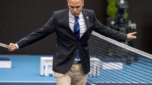 IMAGINEA ZILEI | De aceea, uneori dă mai multe autografe decât jucătorii! Moment unic marca Mohamed Lahyani, la Basel