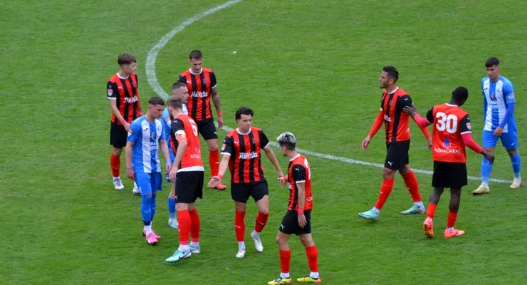 Dreptatea în meciul dintre Reșița și Corvinul va fi împărțită de un arbitru FIFA! Cărășenii au nevoie să câștige împotriva liderului și singurei echipe neînvinse în acest sezon pentru a mai avea șanse la play-off-ul Ligii 2