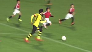 VIDEO | Kagawa vs. 30 de copii! Japonezul nu este la prima "ispravă" de acest gen
