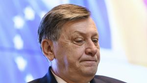 Crin Antonescu, gest de curaj sau campanie mascată, folosindu-se de numele campionului olimpic? L-a chemat pe David Popovici la podcastul său: „Tu pui întrebările”