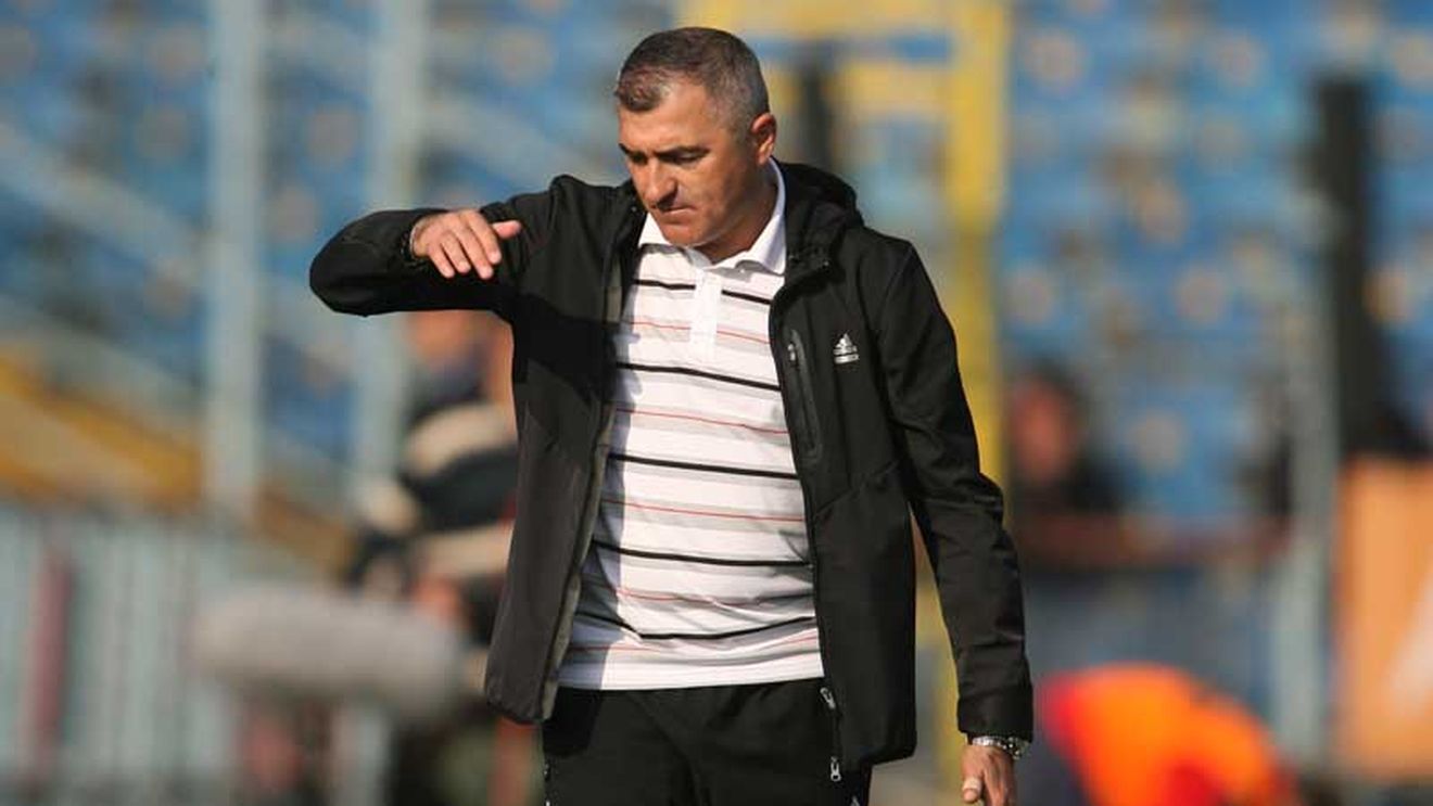 "Ce străini să iau? Să aștept să mi se lungească urechile până marchează un gol ca Vitaici..."