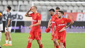 Prima reacție a fotbalistului pe care Gigi Becali vrea să-l dea afară de la FCSB, deși abia îi prelungise contractul! E pe post cu „Roberto Carlos”, dar nu se teme: „Îmi văd de treabă” | EXCLUSIV