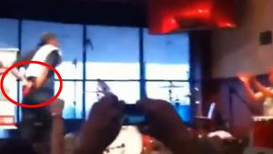 VIDEO - Bateristul lui Red Hot Chilli Peppers, amenințat cu moartea după ce a "dezonorat" un tricou al lui Flamengo