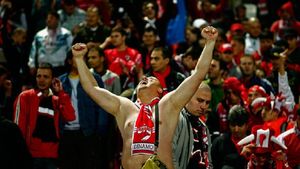 Suporterii lui Dinamo au trecut la Eugen Neagoe. L-au ironizat la meciul caritabil disputat în compania Rapidului: "Cel mai prost personaj. N-ai ce căuta la Dinamo"