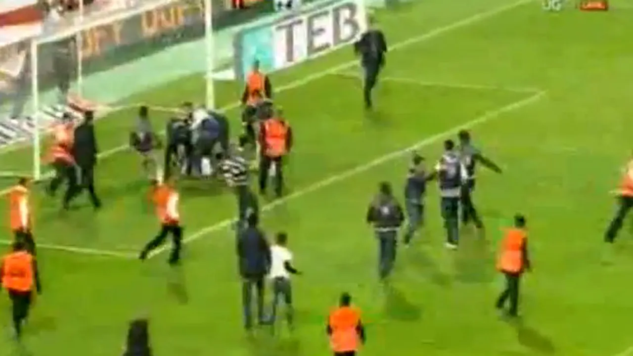 VIDEO! Nebunie totală la Beșiktaș - Galata! Incitați de Melo, fanii gazdelor au pătruns pe teren. Meciul a fost întrerupt