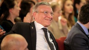 Mircea Sandu face azi 72 de ani! A decalat cina de familie cu 24 de ore datorită unei promisiuni vechi: „Mă duc la meci. Nu mai e loc de șprițurile grandioase din alte vremuri”. EXCLUSIV