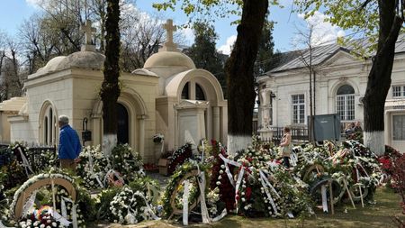 Cavoul lui Mircea Lucescu, loc de pelerinaj de Paşte. Zeci de români au trecut pe la mormântul fostului selecționer