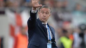 Reghecampf îl face praf pe Alex Ioniță, după ce mijlocașul Astrei s-a declarat rapidist convins și a izbucnit în plâns: "Du-te, Ioniță, și joacă în liga a patra!"