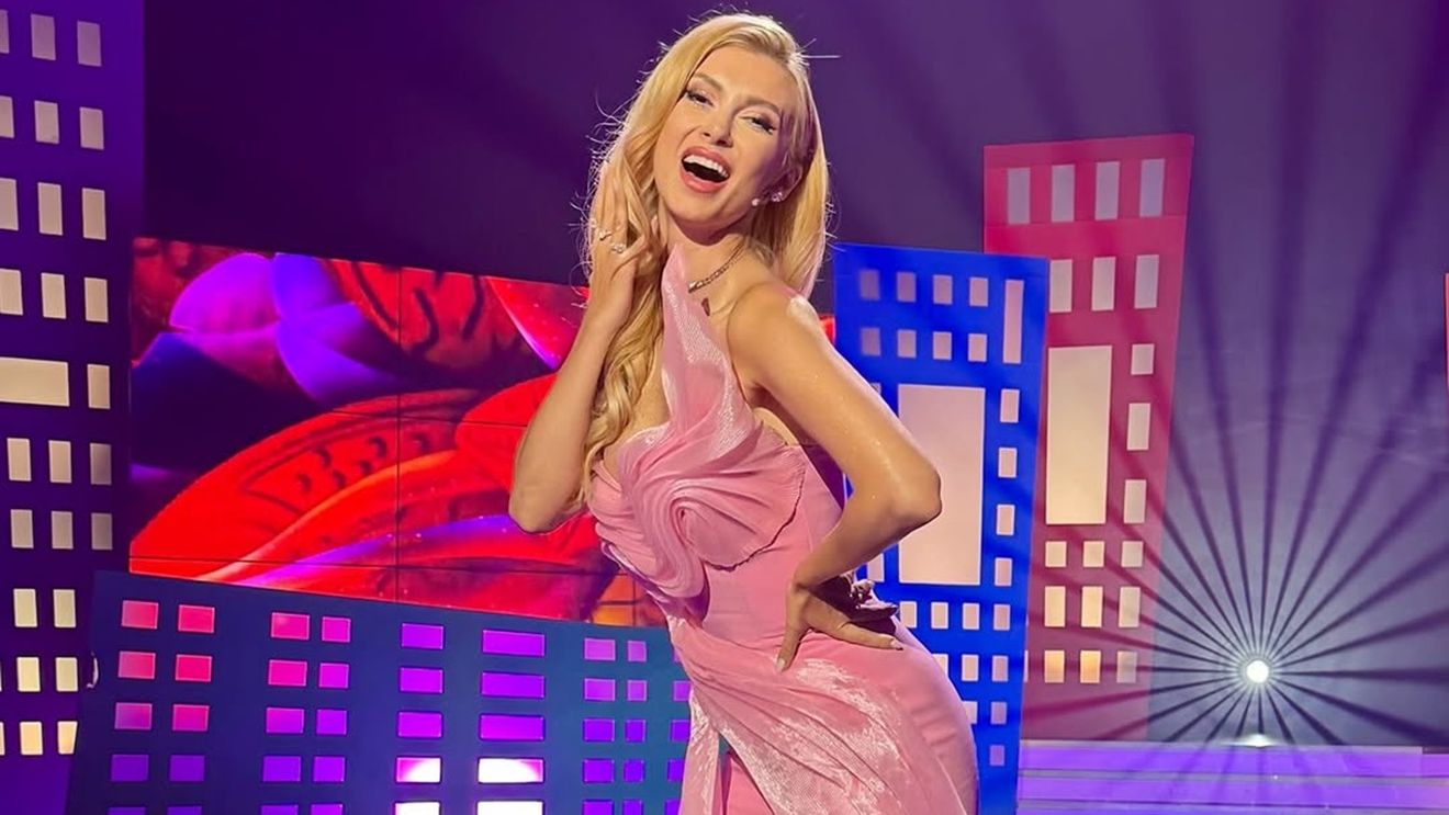Andreea Bălan, într-o fustă roz şi scurtă la TVR. Iubita lui Victor Cornea a atras privirile telespectatorilor cu ținuta ei